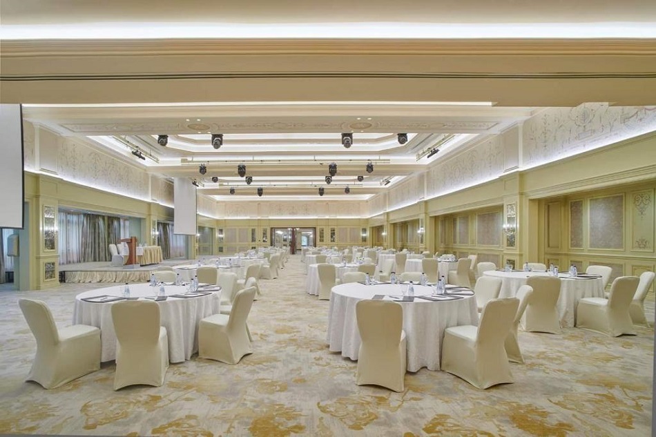 4-Seasons-Hotel-Dining-Hall-Massive