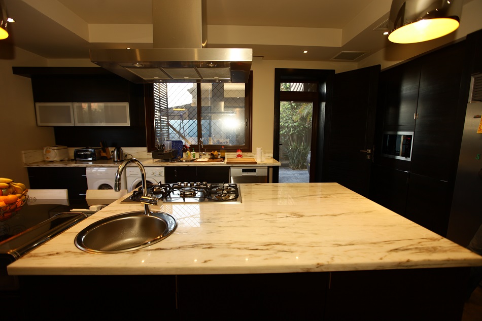 Palm-Hills-Marble-kitchen-Massive